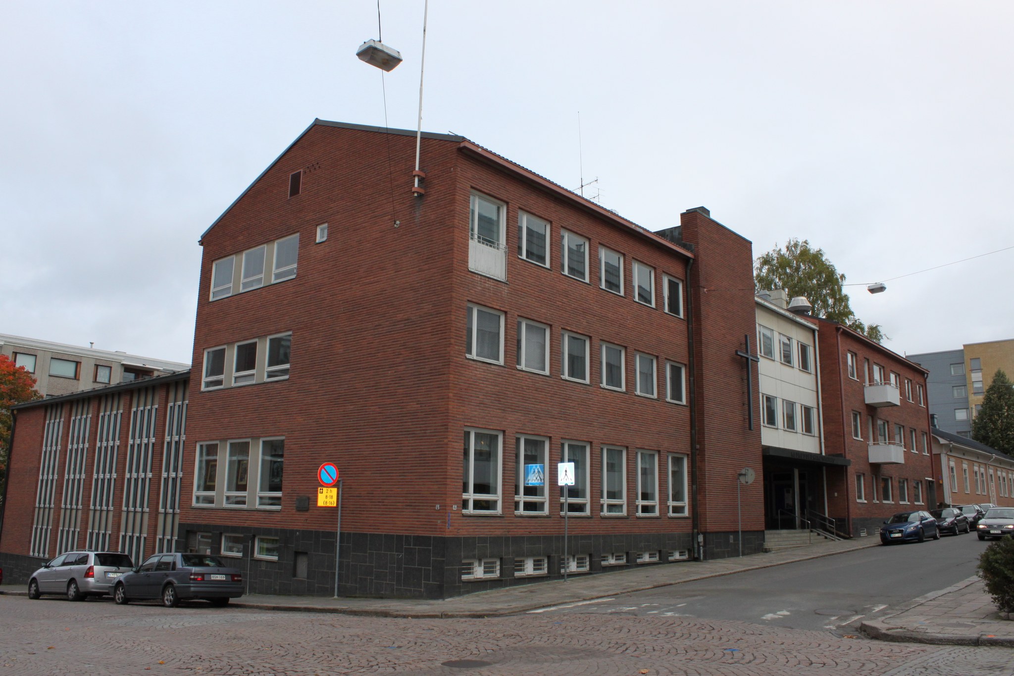 Rauhankadun vanha seurakuntatalo ulkoapäin.