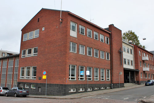 Taloustoimisto Hämeenlinna-Vanajan seurakunnan keskusseurakuntatalo ulkoa